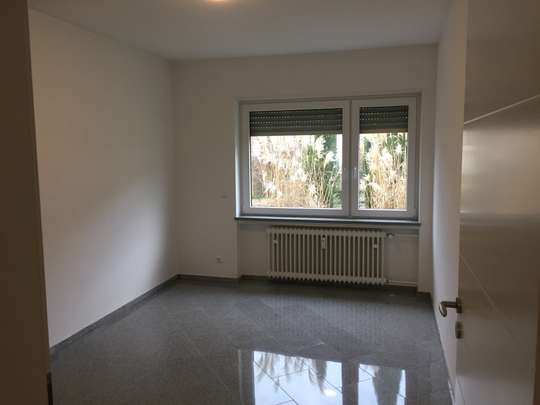 Sanierte outlet 2-ZBK-Wohnung-EBK-Balkon und Gartenmitbenutzung